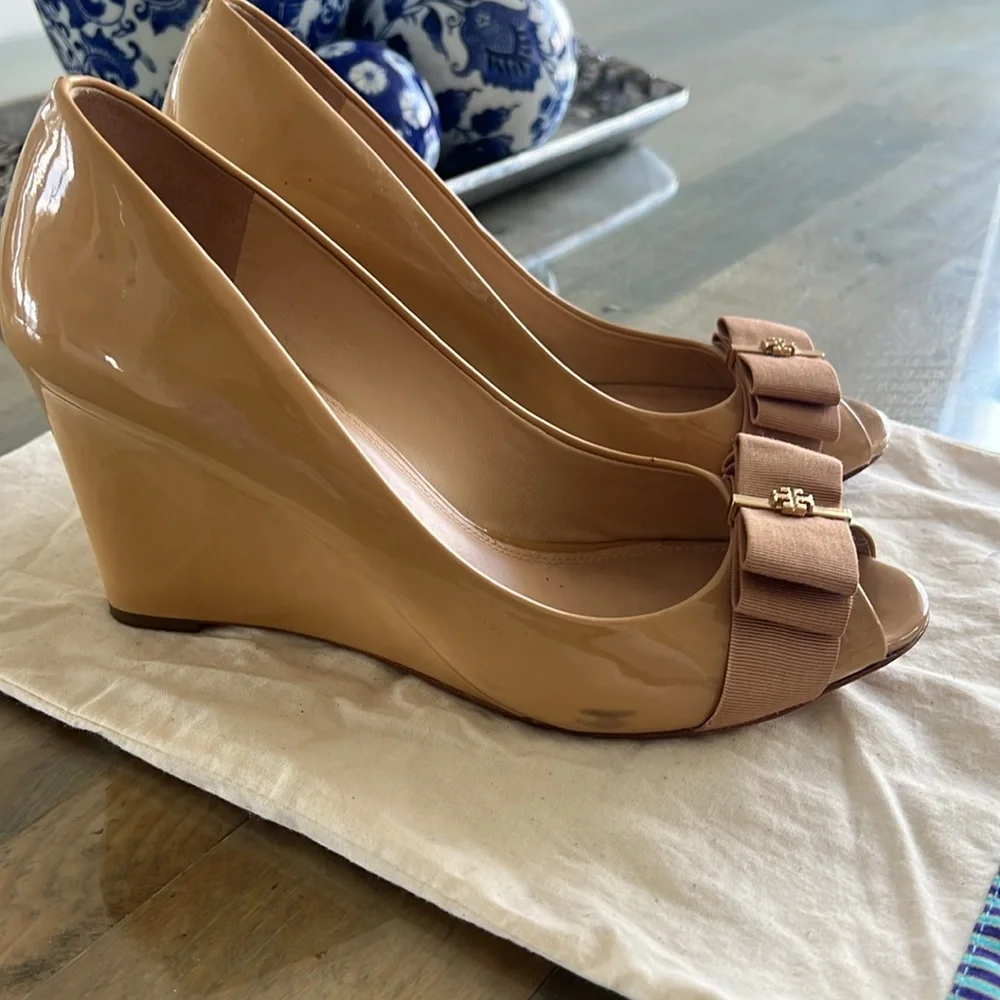 Tory Burch Trudy Beige Patent Wedge Heels - Picture 2 of 6